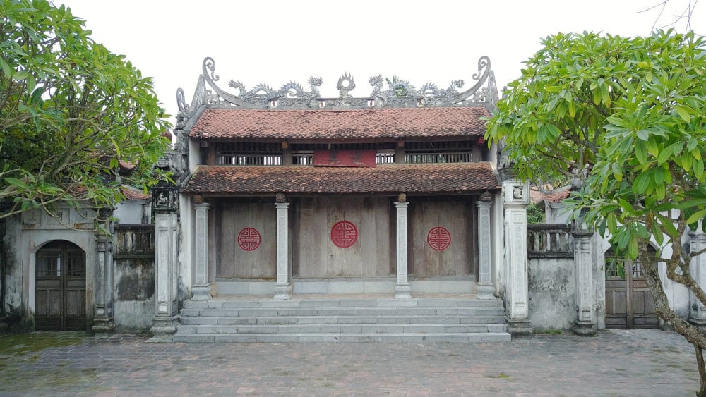 Xung quanh cổng là các loại cây xanh